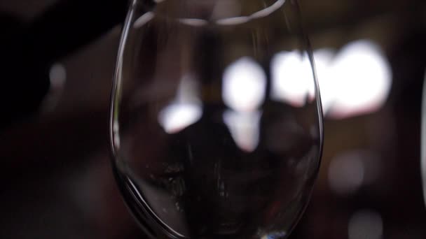 Ein Dunkler Raum Leerer Glasbecher Mit Weißen Reflexen Rotwein Wird — Stockvideo