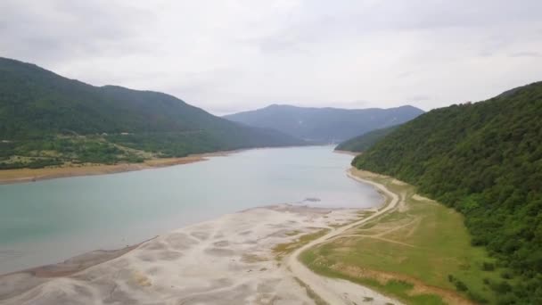 Picturesque Landscape Wide River Sandy Beach High Mountains Covered Green — Stock Video
