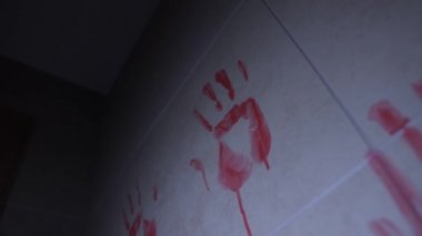 Palmiye baskılı ve lekeli boyaile beyaz duvar. Bir sürü el izi. Karanlık bir odada loş ışık. Korku bulmaca kavramı. Close.