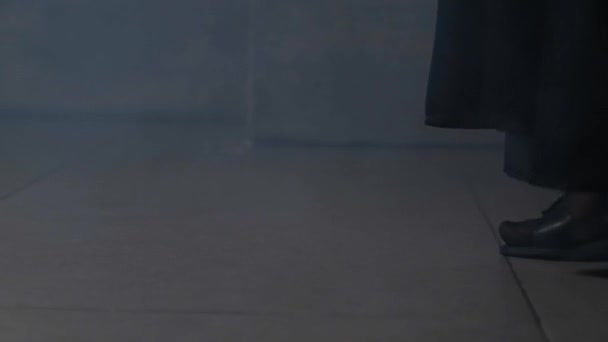 Жінка Чорному Плащі Колготках Відкритих Босоніжках Товстими Підборами Повільно Ходить — стокове відео