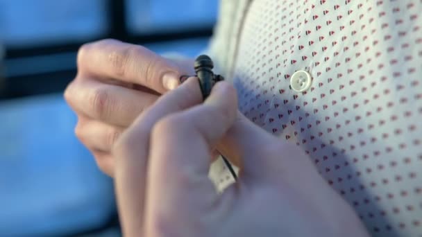 전선을 마이크를 꼬다가 패턴으로 자신의 셔츠에 연결하는 코카서스인의 클로즈업 촬영을 — 비디오