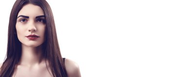 Beyaz arka plan üzerinde güzel genç güzel kadın portresi. Çok fazla kopya alan.