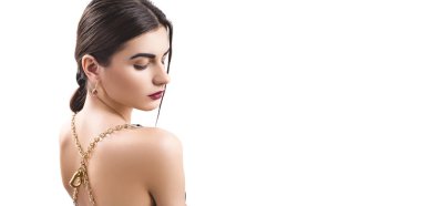 Beyaz arka plan üzerinde güzel genç güzel kadın portresi. Çok fazla kopya alan.