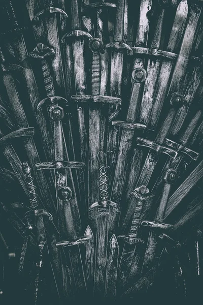 Metal şövalye kılıç arka plan. Yakın çekim. Kavram Knights.