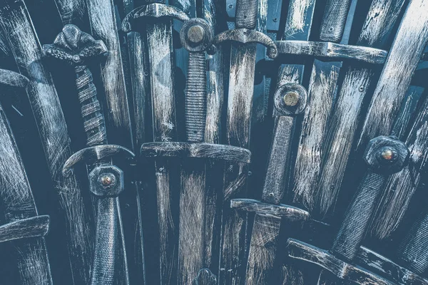 Metal şövalye kılıç arka plan. Yakın çekim. Kavram Knights.