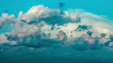 Bulutlar Zaman Atlamalı, Mavi Gökyüzü ile Hareket Bulutu Bina. Kabarık kabarık beyaz bulutlar mavi gökyüzü zaman atlamalı hareket bulut arka plan Mavi bulutlar gökyüzü zaman atlamalı bulut Cloudscape zaman atlamalı bulutlu. 4k