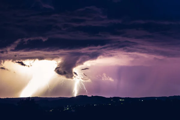雷雨の背景に夜の風景 農村部のシルエットと稲妻の点滅と雲 — ストック写真