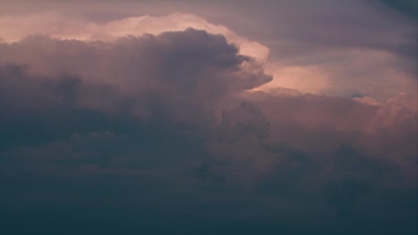 Ters Yönde Hareket Eden Dramatik Fırtına Bulutları Akşam Gökyüzü — Stok video