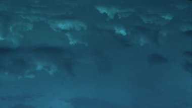 Dramatik bulutlu manzarada uçmak Akşam sahnesi 4k zaman aşımı