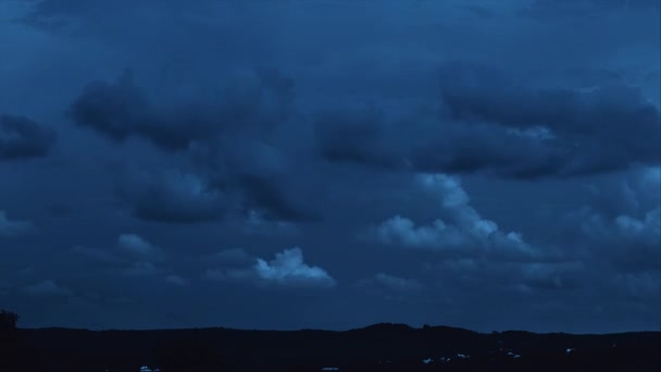 Escena Nocturna Paisaje Grandes Nubes Cielo Oscuro Timelapse — Vídeos de Stock