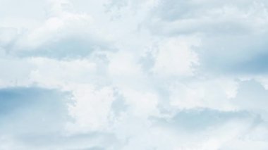 Son derece güzel beyaz bulutlar arasında uçarken geniş açı, hava görüntüsü zamanlaması.