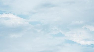 Son derece güzel beyaz bulutlar arasında uçarken geniş açı, hava görüntüsü zamanlaması.