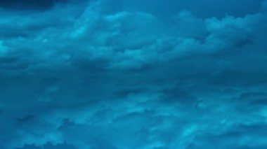 Koyu mavi gecenin hareketlerinin zamanı ağır bulutların 4k görüntüsü