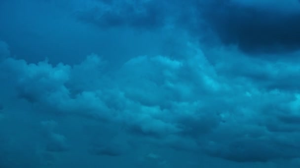 Koyu Mavi Gecenin Hareketlerinin Zamanı Ağır Bulutların Görüntüsü — Stok video