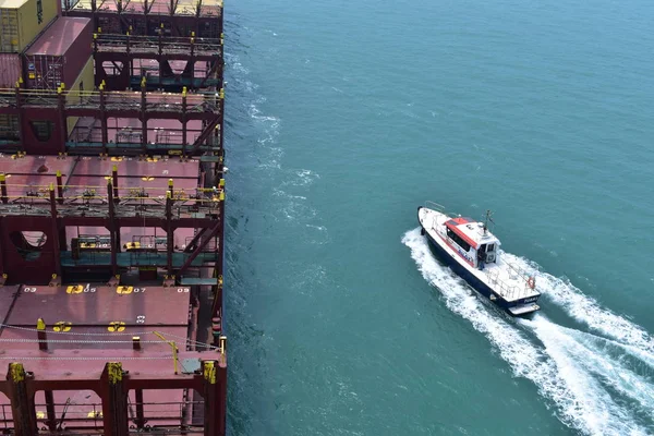 Navio Porta Contentores Que Chega Estação Piloto Barco Piloto Que — Fotografia de Stock