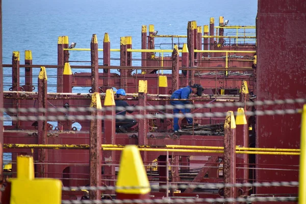 Due Marinai Che Fanno Manutenzione Ponte Lancio Una Nave Container — Foto Stock