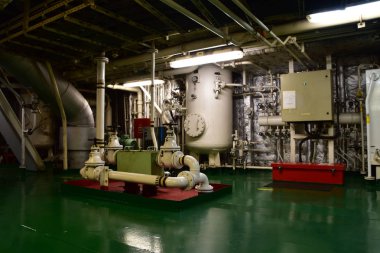 Makine dairesi detay. Bir gemi, borulama sistemi, pompalar, kompresörler vb ile kalp olarak kabul edilir bir sistemidir. Denizcilik, nakliye, mühendislik yayınları, reklamlar, web siteleri için kavram.