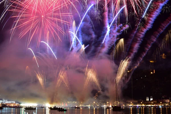 Boka'nın kotor'da günlerdir dekore edilen tekne defilesi ile bilinen Ağustos gecesi tezahürü. Boka'nın gecesi resmi bir havai fişekle sona eriyor..