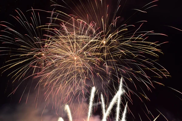 Boka'nın kotor'da günlerdir dekore edilen tekne defilesi ile bilinen Ağustos gecesi tezahürü. Boka'nın gecesi resmi bir havai fişekle sona eriyor..