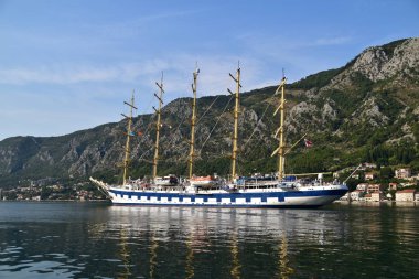 Royal Clipper 01.09.2019 tarihinde Karadağ'ın Kotor limanına geliyor. Star Clipper filosuna ait..