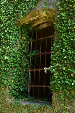 Karadağ'da Tivat yakınlarındaki Vrmac sırtının güney ucunda yer alan Avusturya-Macaristan İmparatorluğu'nun eski bir tahkimatı olan Fort Vrmac'ın penceresi.Bugün Kotor Körfezi bölgesindeki en iyi korunmuş Avusturya-Macaristan surlarından biridir..