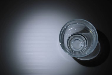 Masanın üzerinde boş bardak var. 