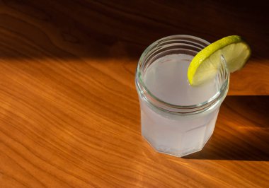 Limon suyu cam dilim limon ile 