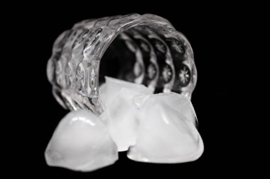 Cam izole siyah arka plan - görüntü üzerinde buz tuğla ile