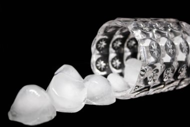 Bu içinde ve çevresinde bu siyah - görüntü izole buz yavrularını ile cam