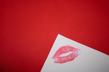 Ruj Künye kırmızı arka plan ile beyaz kağıt üzerinde