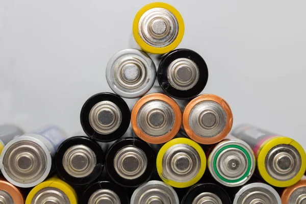 Stapel von Alkalibatterien. Nahaufnahme von gebrauchten aa Batterien bereit f — Stockfoto