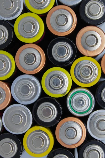 Draufsicht auf gebrauchte Alkalibatterien. Nahaufnahme alter Batterien — Stockfoto