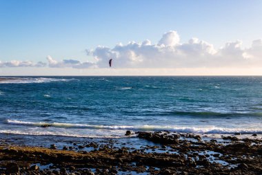 Backgroun üzerinde kitesurf ile gün batımında güzel plaj