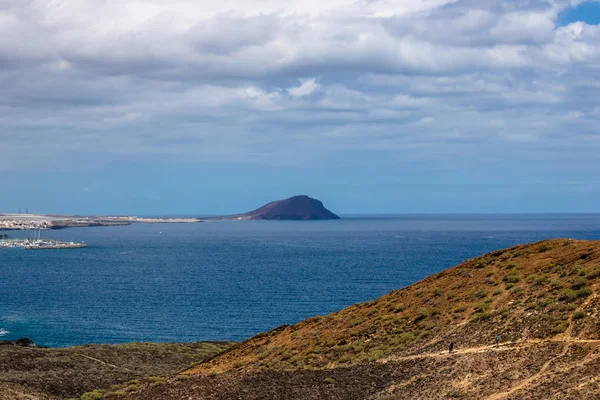 Piękny widok na odległej wulkanu z błękitnym oceanem-imag — Zdjęcie stockowe