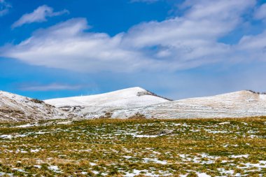 Kar ve ot büyüyen güzel dağlarda Bahar - Resim