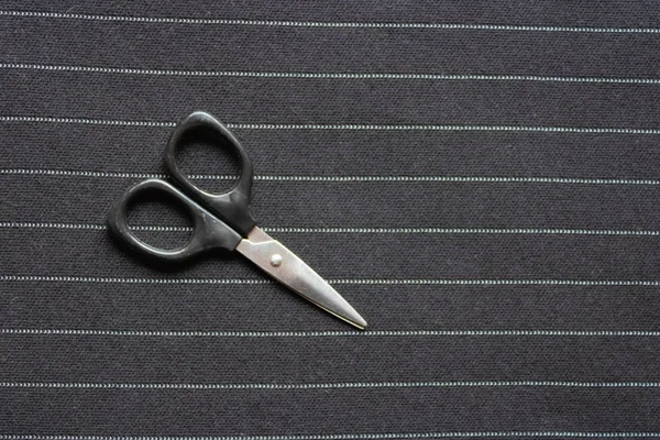 条纹织物背景上的小剪刀 - 图像 — 图库照片