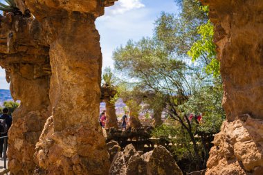 Viyadük ve Barselona Park Guell turistler - Resim