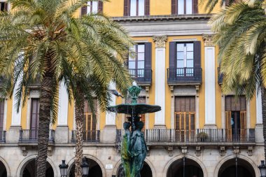 Barri Gotic bölgesinde Plaza Reial meydanında Çeşme