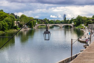Torino, İtalya'daki Po nehri manzarası - Resim
