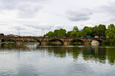 Torino, İtalya'da Po nehri, park ve Umberto I Köprüsü'nde görüntüle 