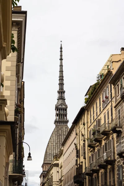 Lihat di jalan dengan Mole Antonelliana, Turin, Italia Stok Foto