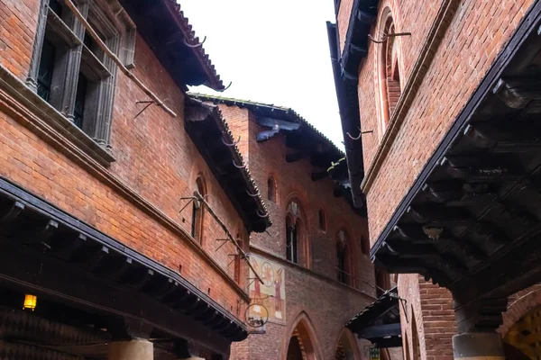 トリノ、 イタリア - 2019年5月25日:バレンティーノの中世の村の通り - 画像 — ストック写真