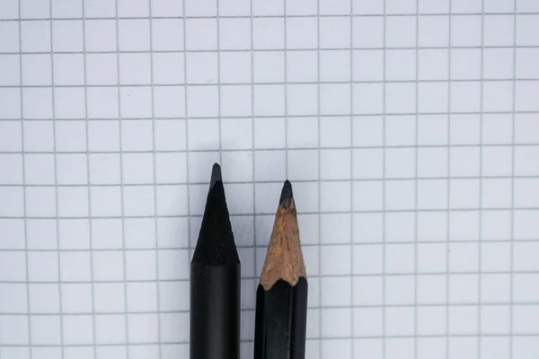 Page de bloc-notes avec deux crayons gros plan - Image — Photo