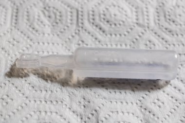 Kağıt mendil üzerinde şeffaf tıbbi ampul, kendi kendine ilaç kavramı - Görüntü