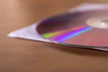 Ahşap masa üzerinde Cd Dvd disk, eski kompakt disk - Resim