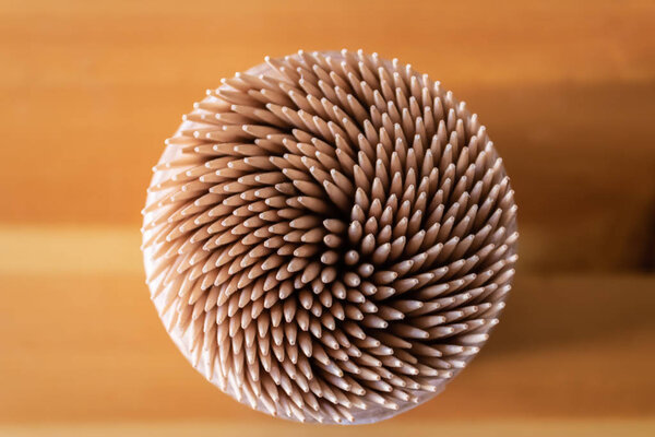 Коробка с деревянными зубочистками вид сверху - изображение
