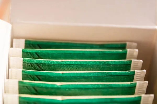 Τσάντα πράσινου τσαγιού στο κουτί από χαρτόνι-εικόνα — Φωτογραφία Αρχείου