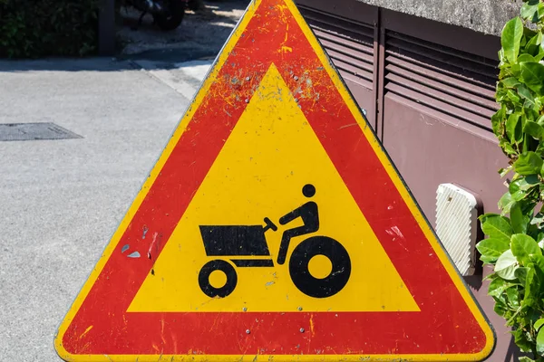 Tractor caution sign, farm vehicle crossing warning sign closeup - Image — Stock Photo, Image