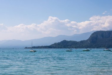 Bardolino, İtalya sırasında Garda gölü üzerinde Tekneler - Resim