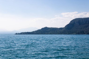 Yaz aylarında Garda Gölü panorama görünümü, Bardolino, İtalya - Resim